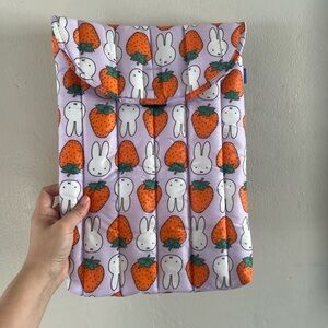 BAGGU UO EXCLUSIVE MIFFY LAPTOP SLEEVE 16”